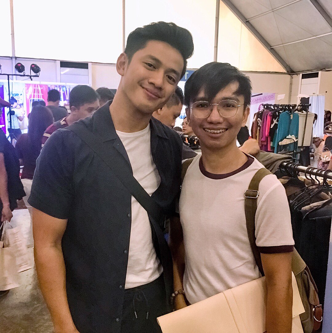 andraever's tweet photo. Thanks @davidguison ! You never fail to inspire all your readers. And yes, I’ll definitely slay KL with your stuff. See you around! 🙌🏻🙌🏻🙌🏻
.
.
(PS. I dunno what happened to my hair on this photo 🙈)
.
.
#BloggersUnitedPH #BU14 #BU14xOLX https://t.co/XzExucth0l