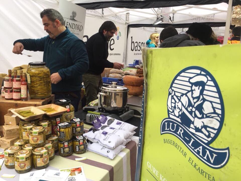 #ardoaraba n gaude eta bihar arte bertako produktuak ezagutzeko aukera duzu . Zatoz!