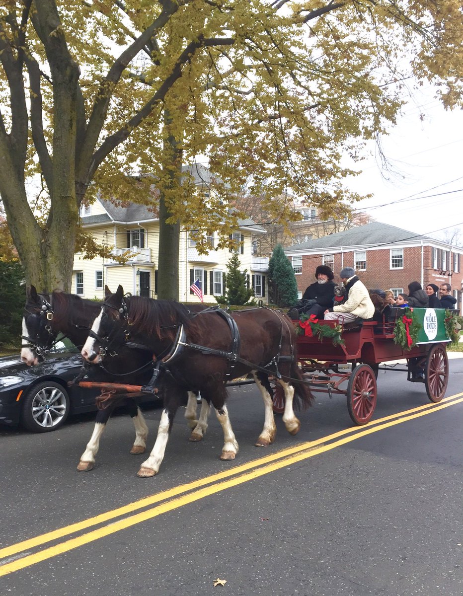 SabinesNewHouse's tweet photo. Oh what #fun it is. #Holiday Stroll in #Greenwich CT https://t.co/JzevoXorvX