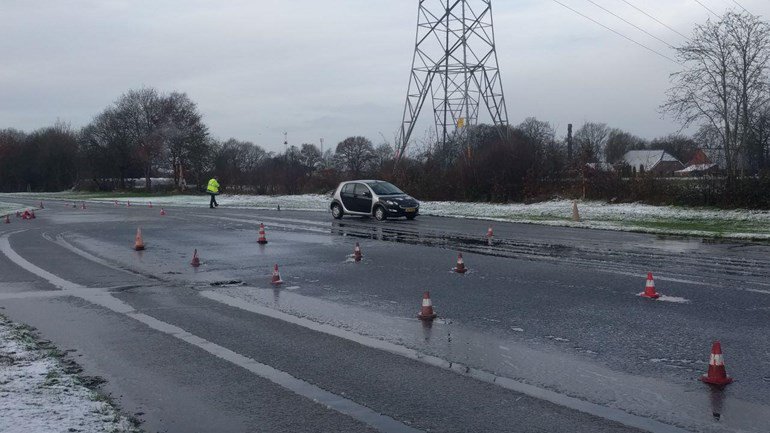 RTVDrenthe's tweet image. Winterse omstandigheden op de weg, maar weet jij wat je moet doen bij gladheid? Bekijk onze reportage met tips vanuit een slipcursus rtvd.nl/URCK