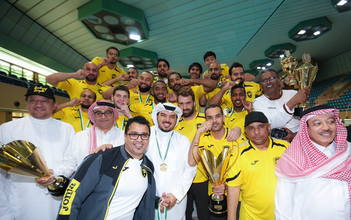 نادي الاتحاد السعودي Su Twitter ٢ صور تتويج فريق كرة الماء بالدوري الممتاز