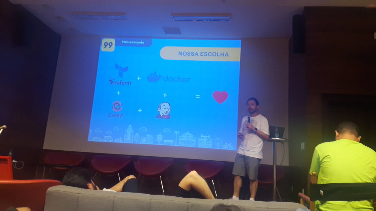 marlonpatrickbs's tweet photo. Vamo de um bate papo sobre Multicloud no #dfxp17 com @raonisortica https://t.co/ErWrOBhJW3