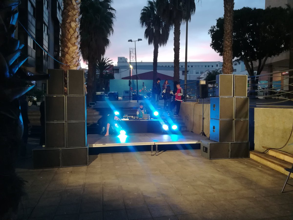 CirculoJovenTfe's tweet image. Esto ya va cogiendo formita 😎

1 hora y empezamos! 

#DH17
#BatallaDeRap