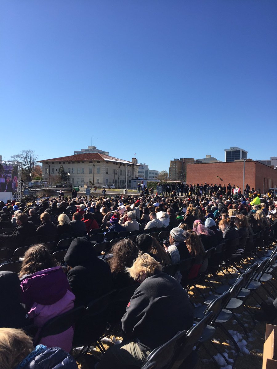 NewsWatch_UM's tweet photo. In 40 degree weather, crowds are in Jackson to celebrate the opening of MS Civil Rights Museum and Museum of MS History #TwoMuseumsOpening https://t.co/cuVjgyLqPz