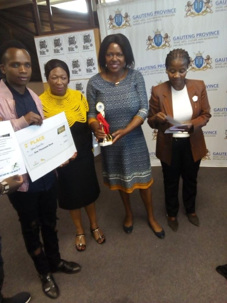 SifisoNgwenya_1's tweet image. Handing over of trophies to the participants of the &apos;theatre festival. #EastCorridor #HolidayPrograms @GautengSACR