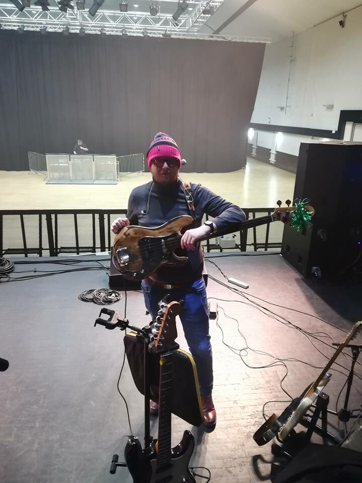 PhillCourtMusic's tweet photo. Running my custom frettless P Bass for the last 2-Tone Tribute Tour of the year!! Sounding Jazzy!! #bassist #bassplayer #frettless @thespecialbrew @s_k_madness @2ToneTribTour https://t.co/MjtGt1y9II