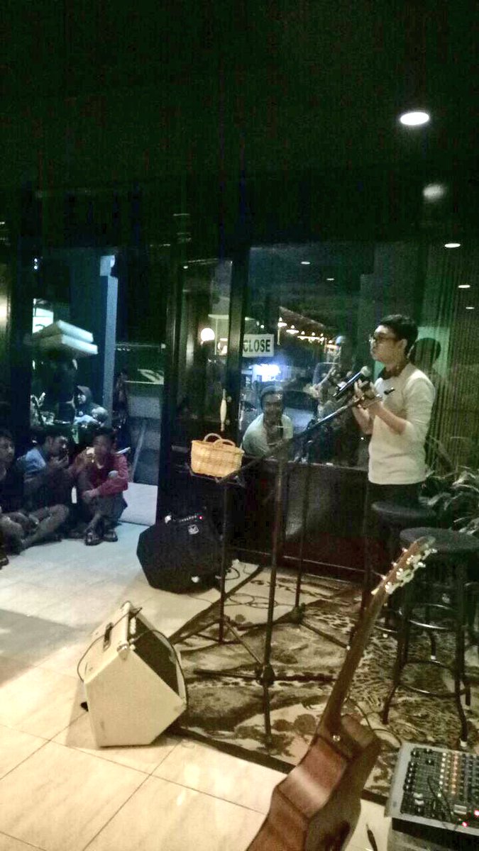 MALAM PUISI KUDUS

#SebumiSerasa #HariHAM #malampuisi #malampuisikudus

Cc <a href="/MalamPuisi/">Malam Puisi</a> @komnasham