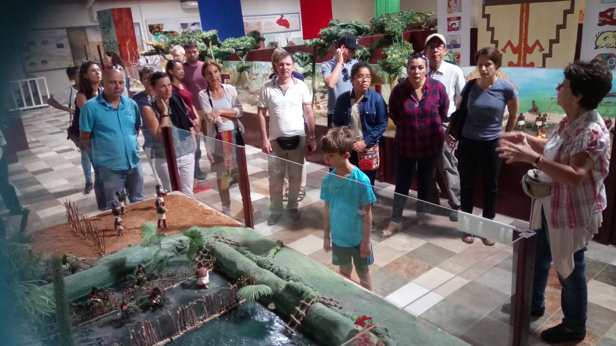 EconomiaSV's tweet photo. Viceministra @BarreraMerlin realiza recorrido en Museo 🏛 del Centro Cultural #PabloTesak que cuenta la historia maya https://t.co/iU4P4J2fYV