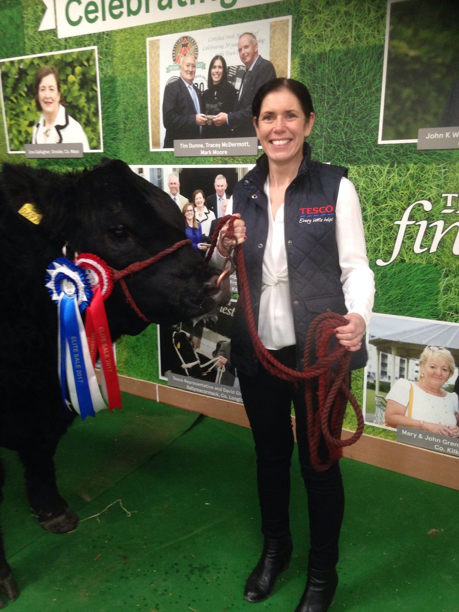 TescoIRLnews's tweet image. Congrats to Anne Marie Donovan, Limerick who attended the Irish Angus Elite Sale in Carrick-on-Shannon. Anne-Marie won €3,000 towards the purchase of @AberdeenAngusIE genetics from Tesco at #Ploughing. The Foynes family are pictured with Tracey McDermott, head of technical.
