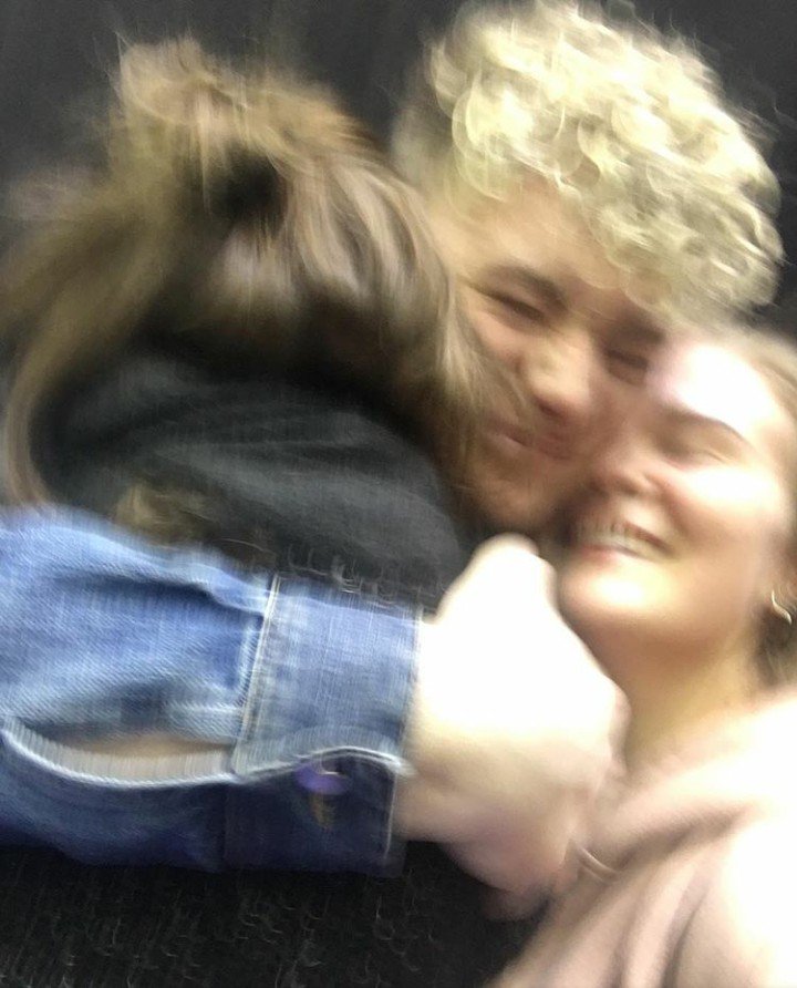 fondkid's tweet photo. when bae holds you tight https://t.co/FcliEYuEwB