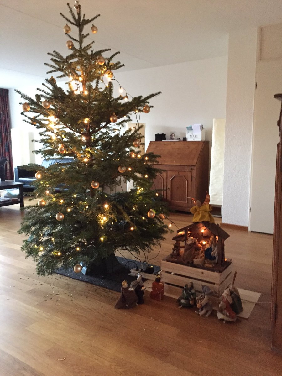 Kersstal gemaakt door mijn schoonmoeder. Na 35 jaar nog steeds de mooiste.
