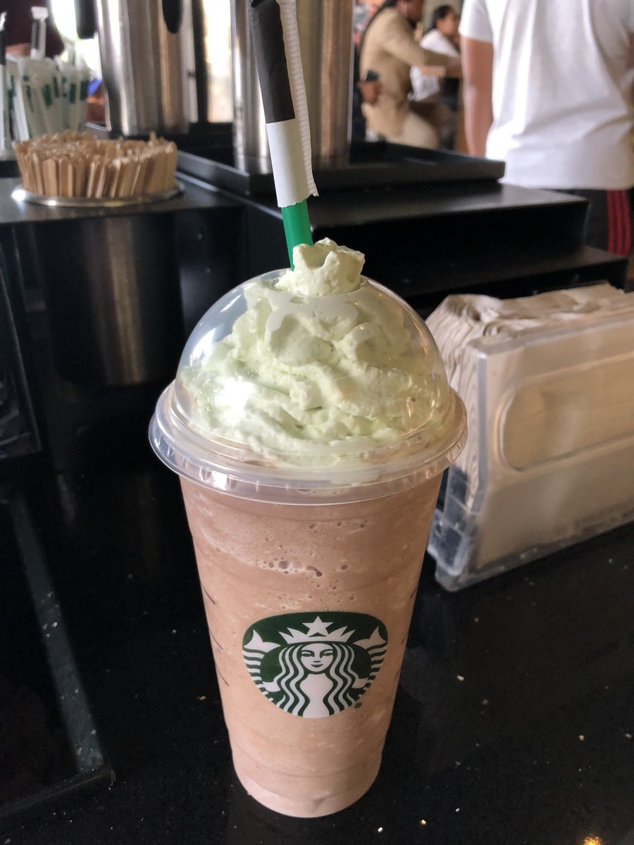 Michaelfusco's tweet photo. Ordered Christmas tree frap at @Starbucks .  Got a plain one. Said uh this supposed to be Xmas tree. Got this.  Certainly doesn’t look like the ad. And sorta defeats the “mobile pickup” experience. 😫 #latenow https://t.co/o144sLxSiu