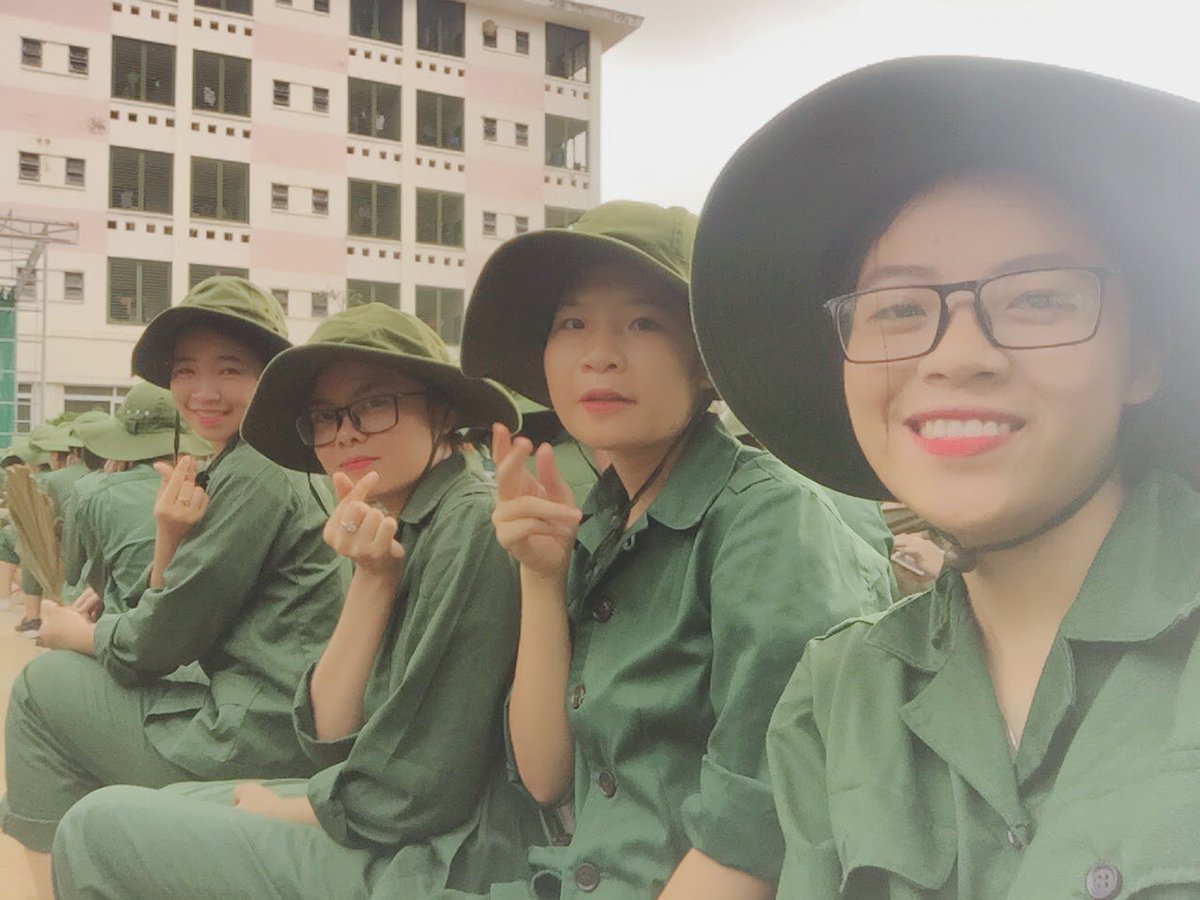 ThuyNimo's tweet photo. Cảm ơn chúng m đã ở bên t suốt những ngày tháng ở Hoà Lạc.  #Vietnam #Friends #happy https://t.co/BpZByVgVvf
