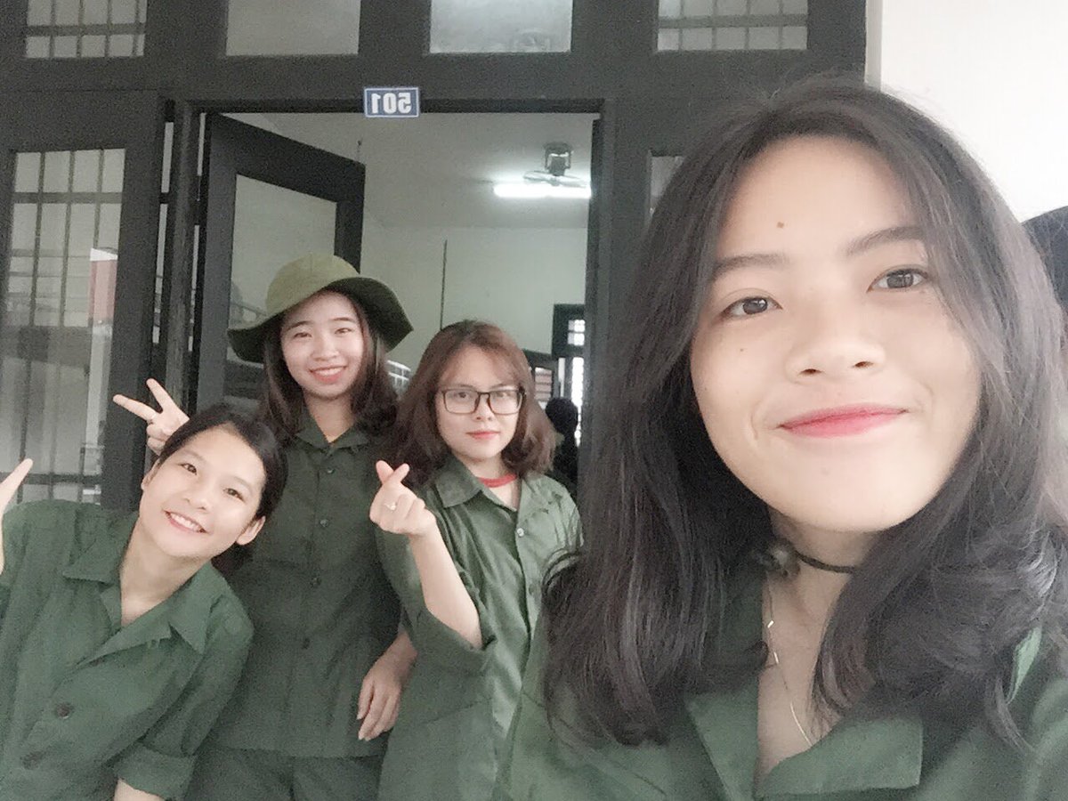 ThuyNimo's tweet photo. Cảm ơn chúng m đã ở bên t suốt những ngày tháng ở Hoà Lạc.  #Vietnam #Friends #happy https://t.co/BpZByVgVvf