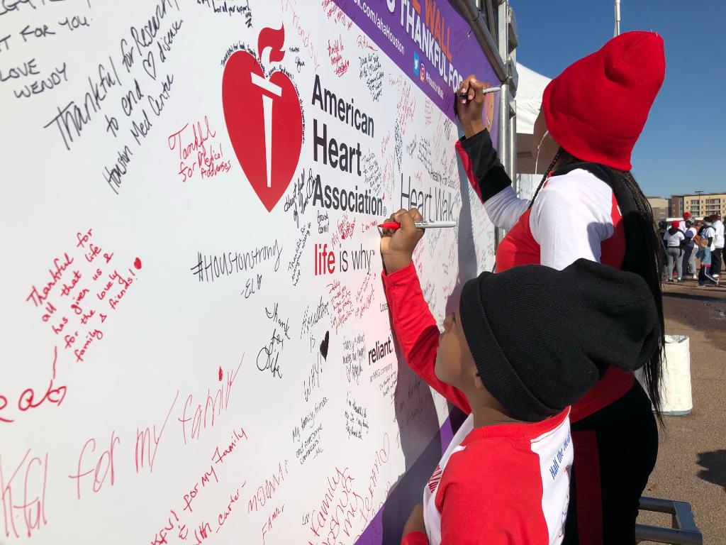 AmericanHeartTX's tweet photo. It’s the write time of year to say thanks! #writinggratitude on the wall. #houstonwalk https://t.co/sNdngMRsdO