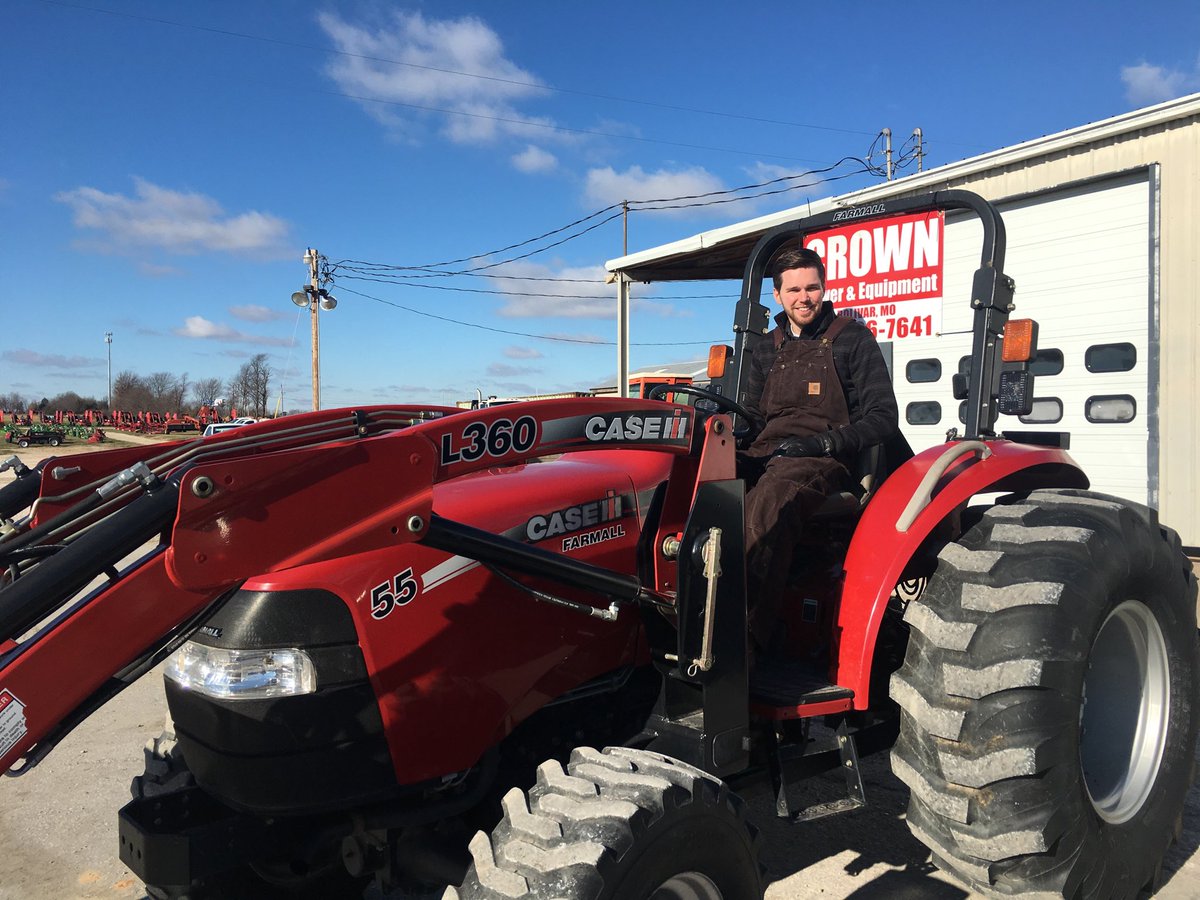 GrayNordan's tweet photo. Getting ready for the Bolivar Christmas Parade!!!
Sheldon Toler on a Case Tractor from Crown Power.
Fun starts at 2 PM today!

#bolivar
#bolivarlife
#CaseTractors
#christmasparade https://t.co/CsjpsOyYvn