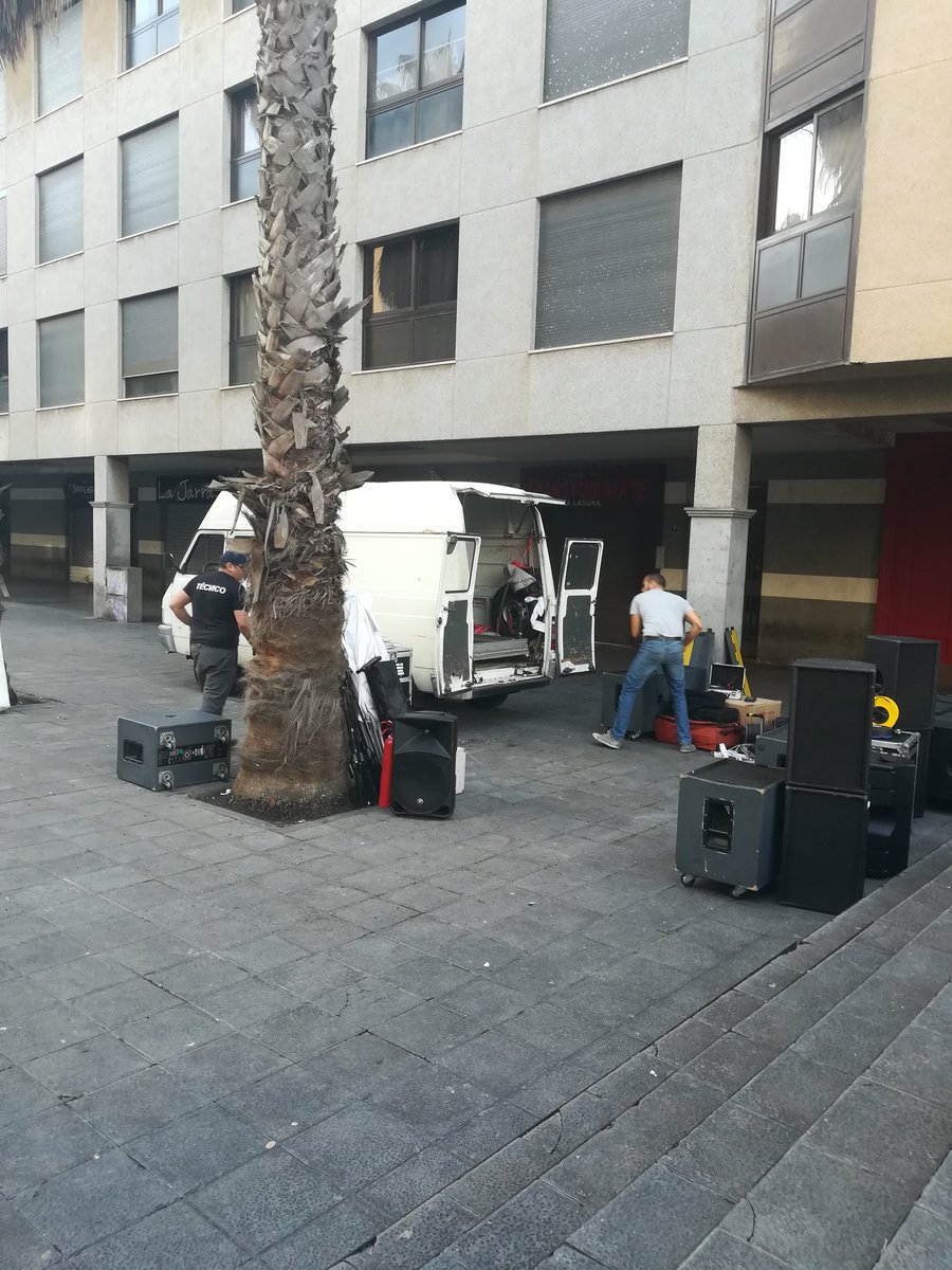 CirculoJovenTfe's tweet image. Empezamos a montar el chiringuito para la #DH17. La #BatallaDeRap por los Derechos Humanos que organizamos para esta noche 😎

#PodemosLiarla