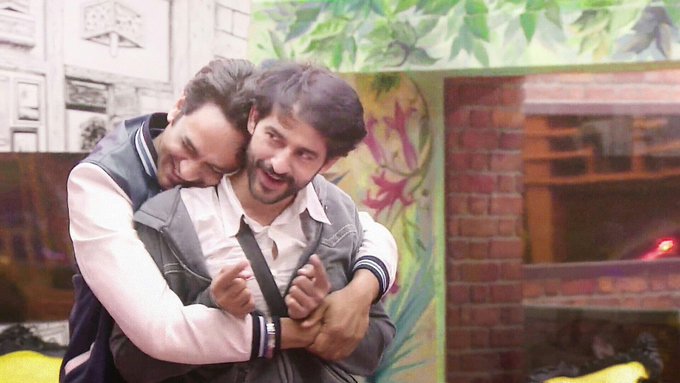 HitenTejwaniFC's tweet photo. Vikas + Hiten ❤
And their bond 😍
# ViTen
#BB11 https://t.co/ICiGkhQC2c