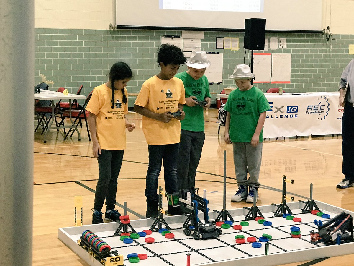 LowellElementa1's tweet image. Rocking the robots! Awesome job!! #warrenmatters