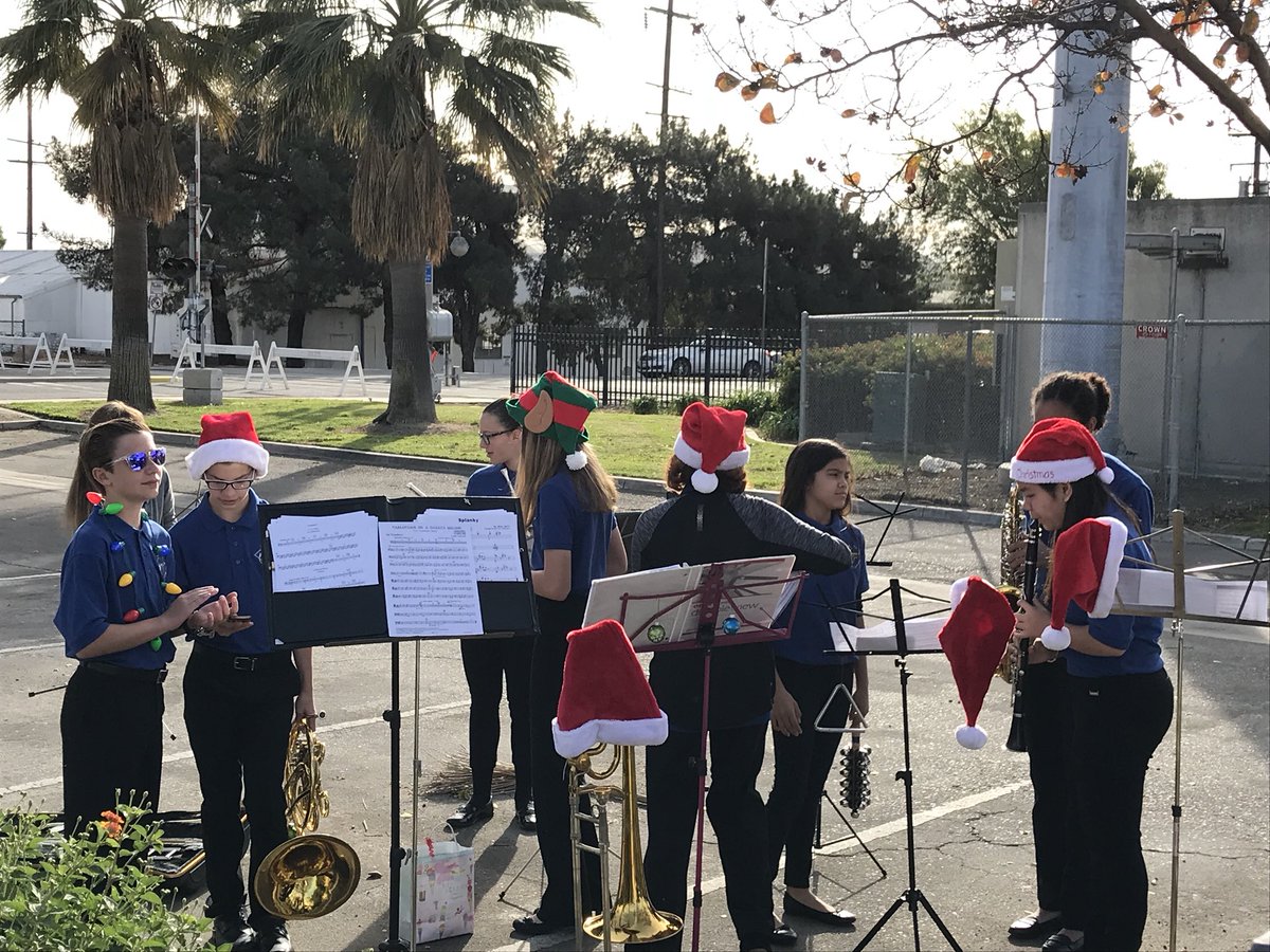 PJH49ers's tweet photo. Getting ready to play @upland Christmas Parade. #PioneerPride #UplandStrong https://t.co/RP1a19Ho3F