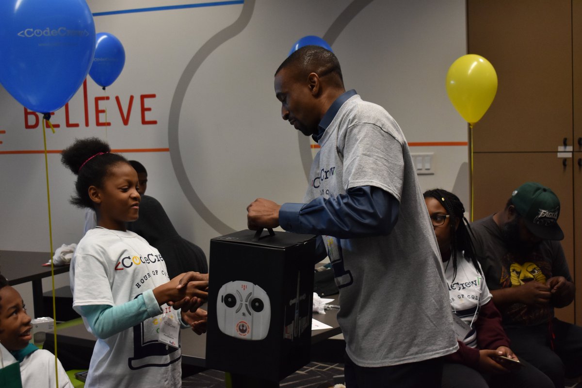 _CodeCrew's tweet photo. There are rewards to showing up. We want the kids to know if you show up in life good things tend to happen.
#computerscienceeducationweek #csedweek #gritgrindcode #hourofcode #hourofcodecrew #readytocode https://t.co/mv86aywaYY