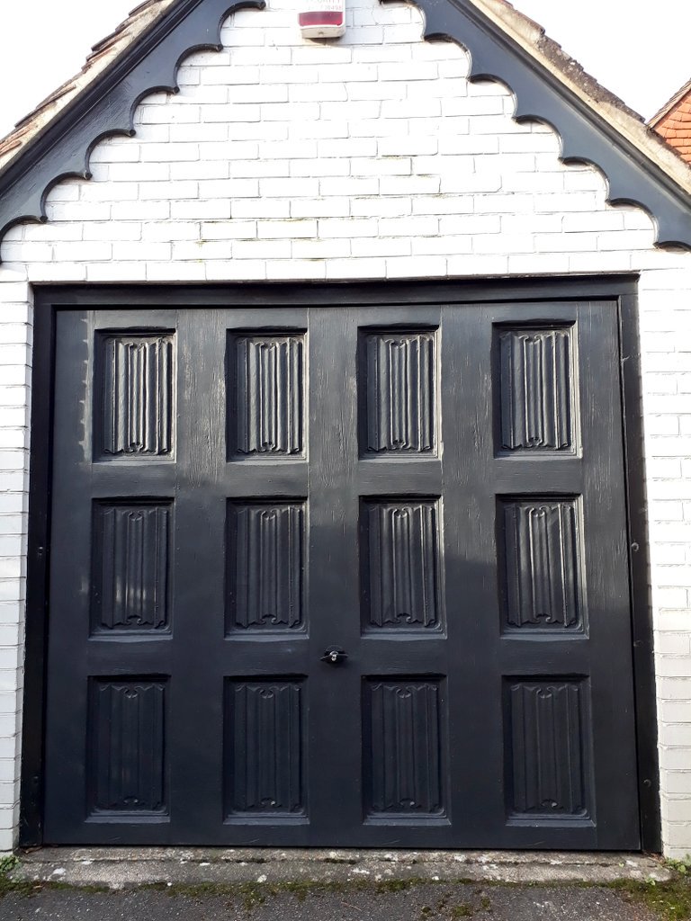 beckyclark83's tweet photo. You thought you'd seen it all. But have you seen this moulded plastic linenfold garage door?
I thought so.
#architecture #detail #linenfold #pastiche #thehorror https://t.co/UaaOtH23pn