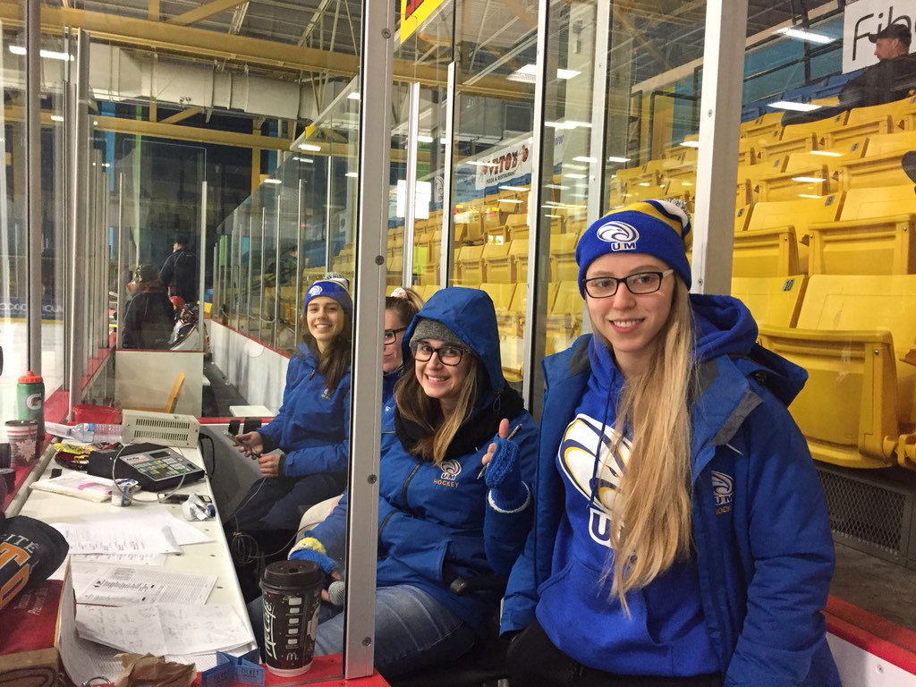 stephanpaquette's tweet photo. Les filles des @aigles_hockey travaillent got au tournoi des écoles secondaires de UdeM https://t.co/LFMt8YZUKW