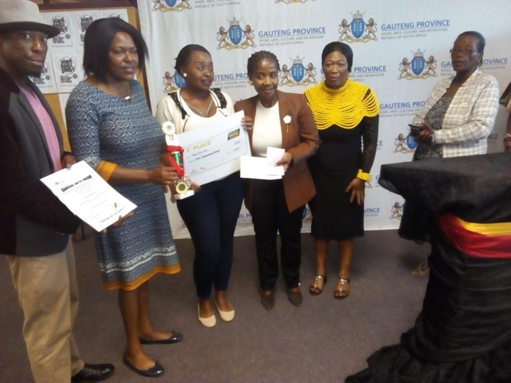 SifisoNgwenya_1's tweet image. Handing over of trophies to the participants of the &apos;theatre festival. #EastCorridor #HolidayPrograms @GautengSACR