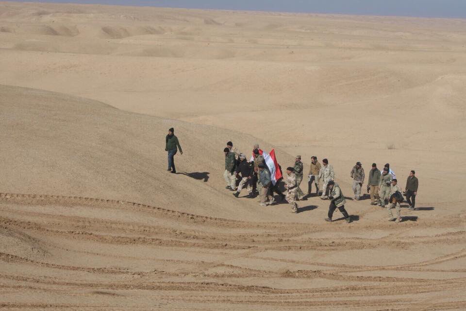 Hashd_Shaabi_iq's tweet photo. لحظات رفع العلم العراقي فوق المخفر الحدودي الذي يقع بين العراق -سوريا من قبل ابطال الفرقة المدرعة التاسعة والحشد الشعبي https://t.co/oKFxwN3xO8