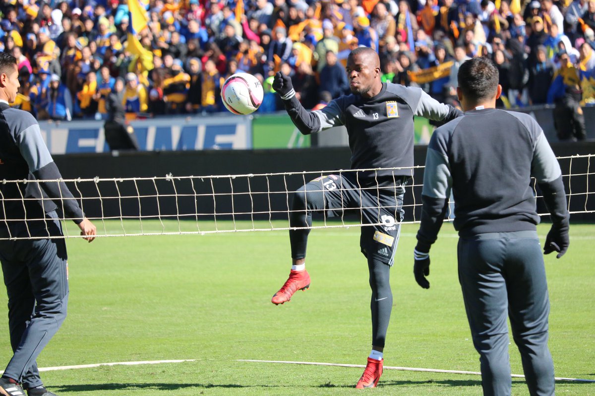 TigresOficial's tweet photo. Entrenan ante miles de Incomparables en el Estadio Universitario. https://t.co/Fz0VphVwGv