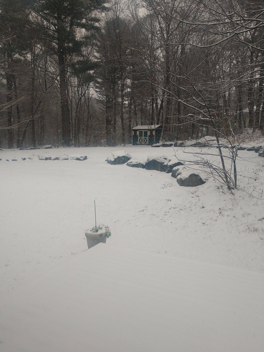 rroscoe13's tweet photo. 1 inch in Marlborough, 30 degrees now @jreineron7 https://t.co/xbT6XuH2Ls