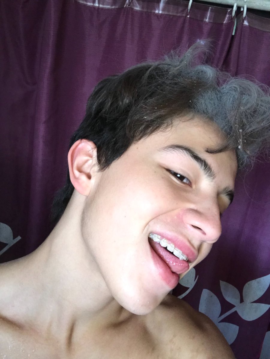 heyitsvela's tweet image. Se manchó mi mamá jajaja