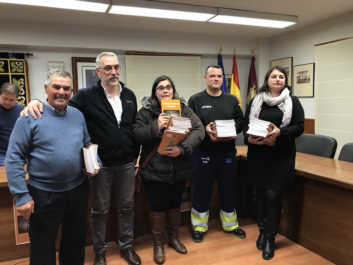 En la presentación del libro COPLAS DE RONDA SACEDON.
Se nos han donado 200 libros para venderlos nosotros, interesados ponerse en contacto con cualquier integrante de <a href="/Pcivilsacedon/">P. Civil Sacedón</a>.
Agradecer a <a href="/pedrolasacedon/">Pedro Lázaro Pérez</a> y <a href="/AytoSacedon/">Ayto. Sacedón</a> la donación.