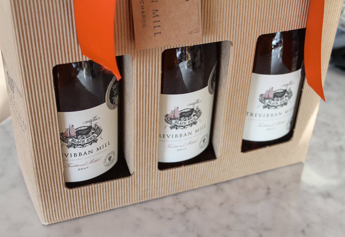 3x Sparkling pink and a bar of <a href="/THemptationFood/">Themptation</a> chocolate ... boxed and ready to go! 🍫 🎄 

trevibbanmill.com/shop/3-x-spark…