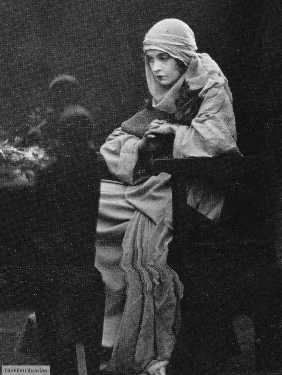 LillianGishFans's tweet photo. Lillian’s publicity shoot for Intolerance (1916) 🎬 https://t.co/wzoM2Dg5wl