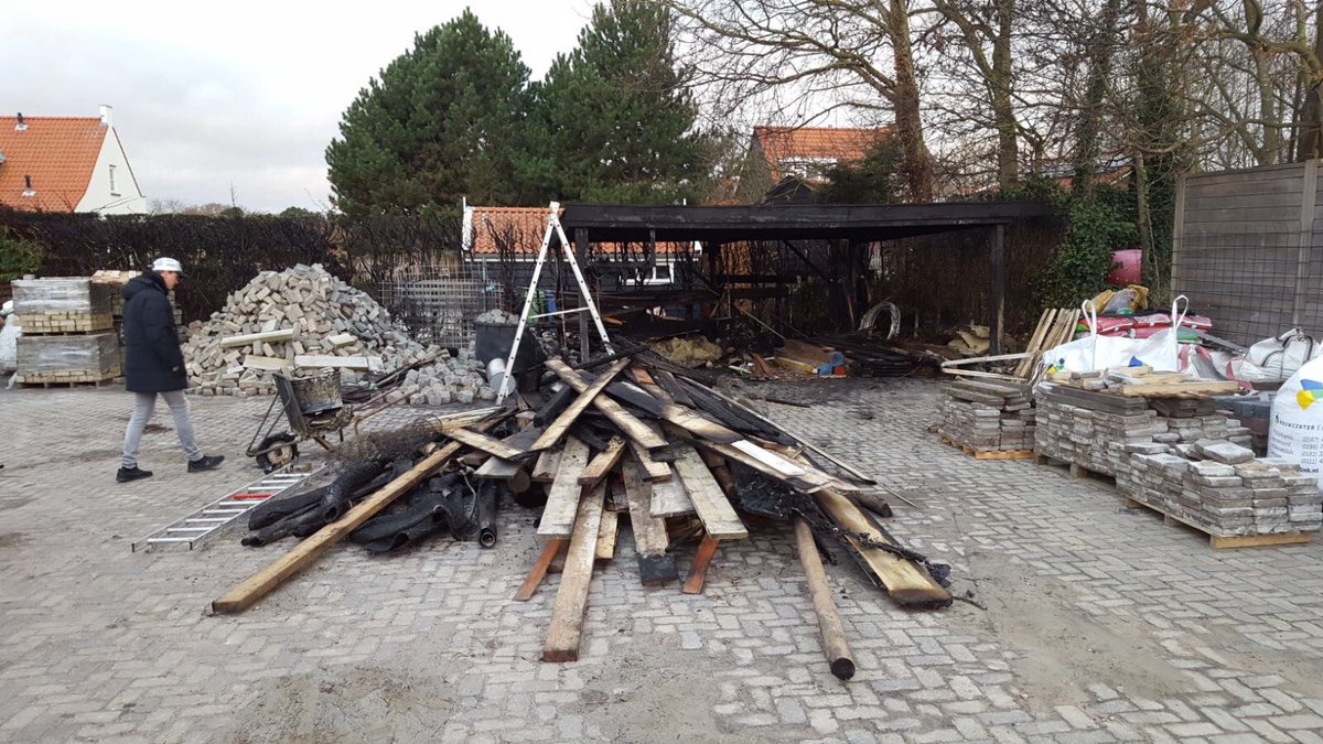 Gisteren een brand inzet. Oorzaak een stukje vuurwerk dat door de wind de heg in waaide. De vuurwerktijd komt er weer aan. Verteld u de gevaren van vuurwerk aan uw kinderen. #eenongelukzitineenkleinhoekje.