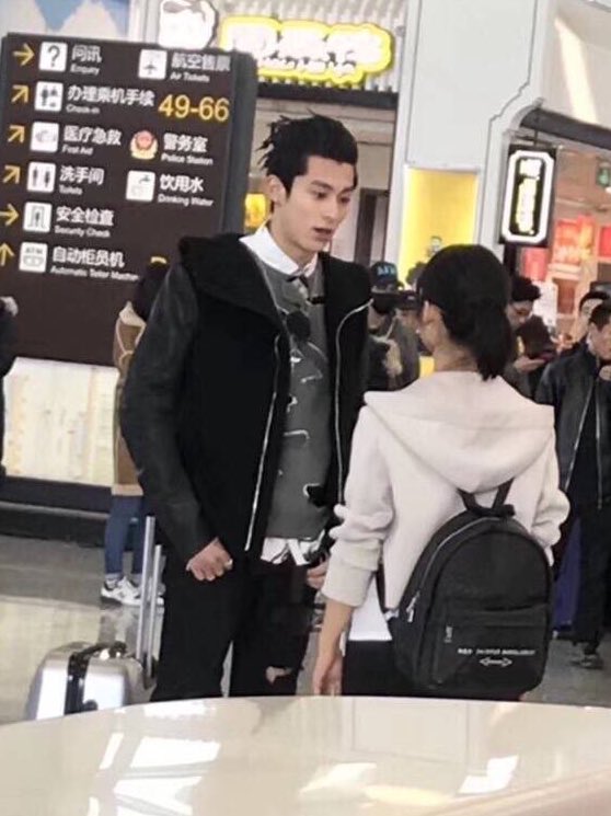 Lookkaew_SK's tweet photo. เต้าหมิงซื่อปี 2018 เปลี่ยนทรงผมจากทรงหยอยสัปปะรดเมื่อสิบกว่าปีที่แล้ว เป็นทรงหัวไก่ 😂 ฮือ ถ้าไม่หล่อทำไม่รอดนะเนี่ย อยากดูแล้วอ่าาา https://t.co/klDnz9U2nI