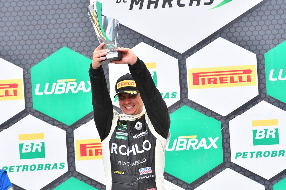 Thiago Marques vence Corrida 1 e segue com chances de título

Piloto aproveitou o abandono do líder do campeonato e pole da etapa, Nonô Figueiredo, para chegar à sua terceira vitória seguida

brasileirodemarcas.com.br/noticia/thiago…

Foto: Fernanda Freixosa/Vicar