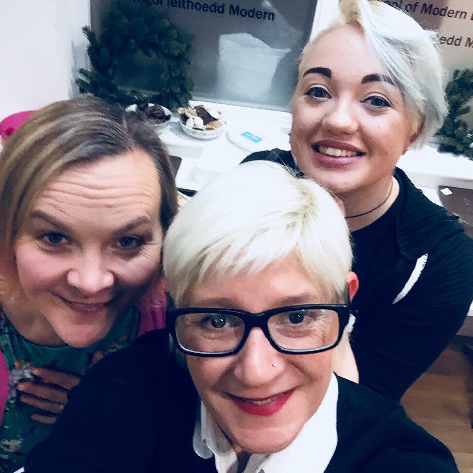 CatInLanguages's tweet image. Always a pleasure to welcome Charlotte back, our star alumna who spoke about her studies, year abroad and great job today #French #Japanese #Star