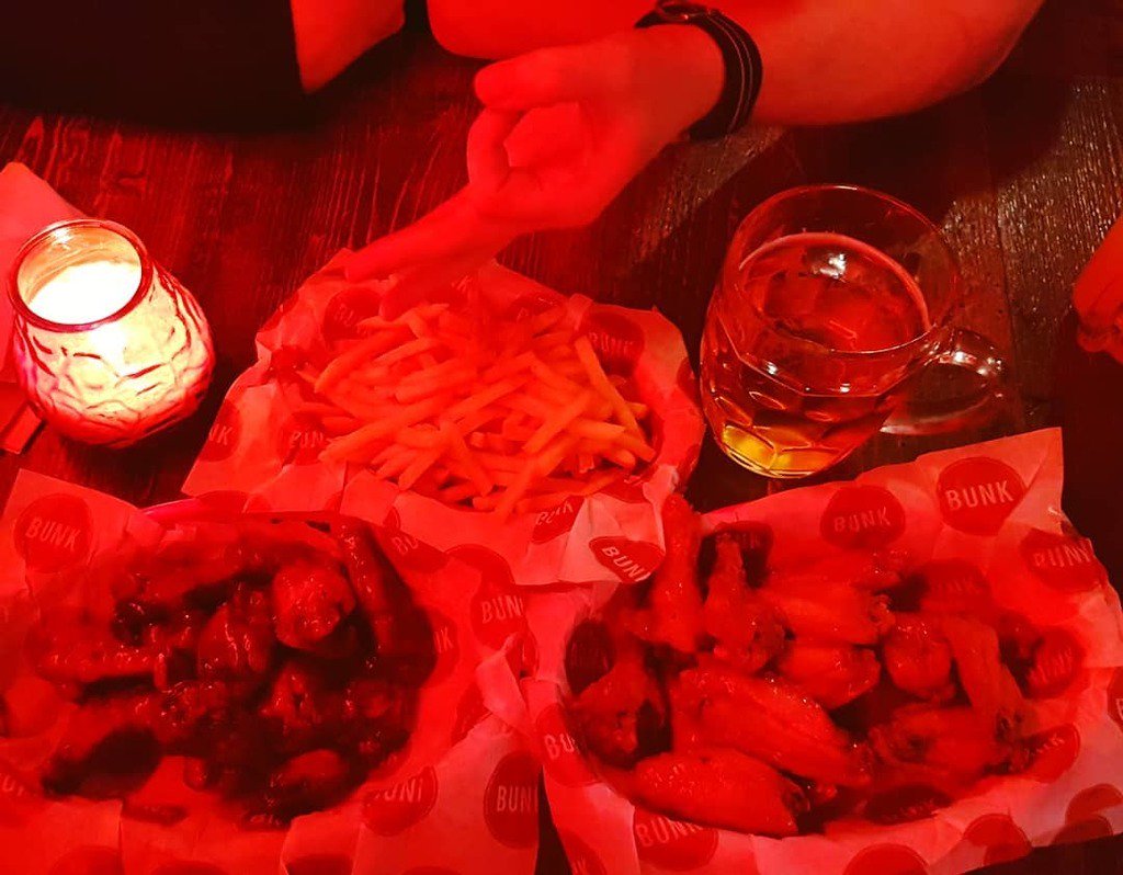 1878_Macca's tweet photo. What's the time? Oh it's wings o'clock 🐓🕗 #bunkwings #nottingham #chickenwings #wings https://t.co/8AJgKsZWQf https://t.co/Nnj0HLgVaU