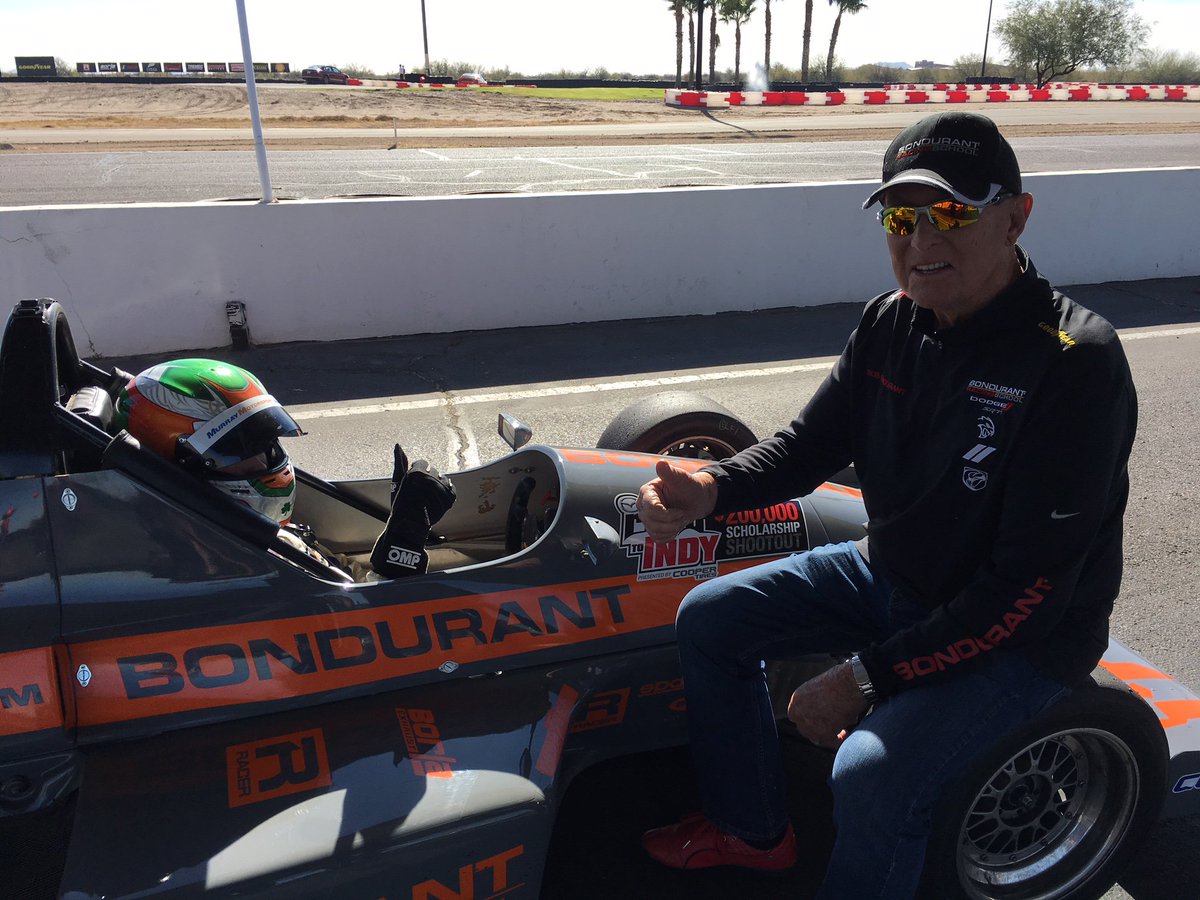 Racing legend <a href="/BobBondurant/">Bob Bondurant</a> and his wife Pat gave an inspirational talk to the drivers this morning, now Bob is personally greeting each one. Here he is with Irish Formula Ford champ <a href="/niallmurray5/">Niall Murray</a> #MRTIShootout #MRTI #TeamCooperTire
