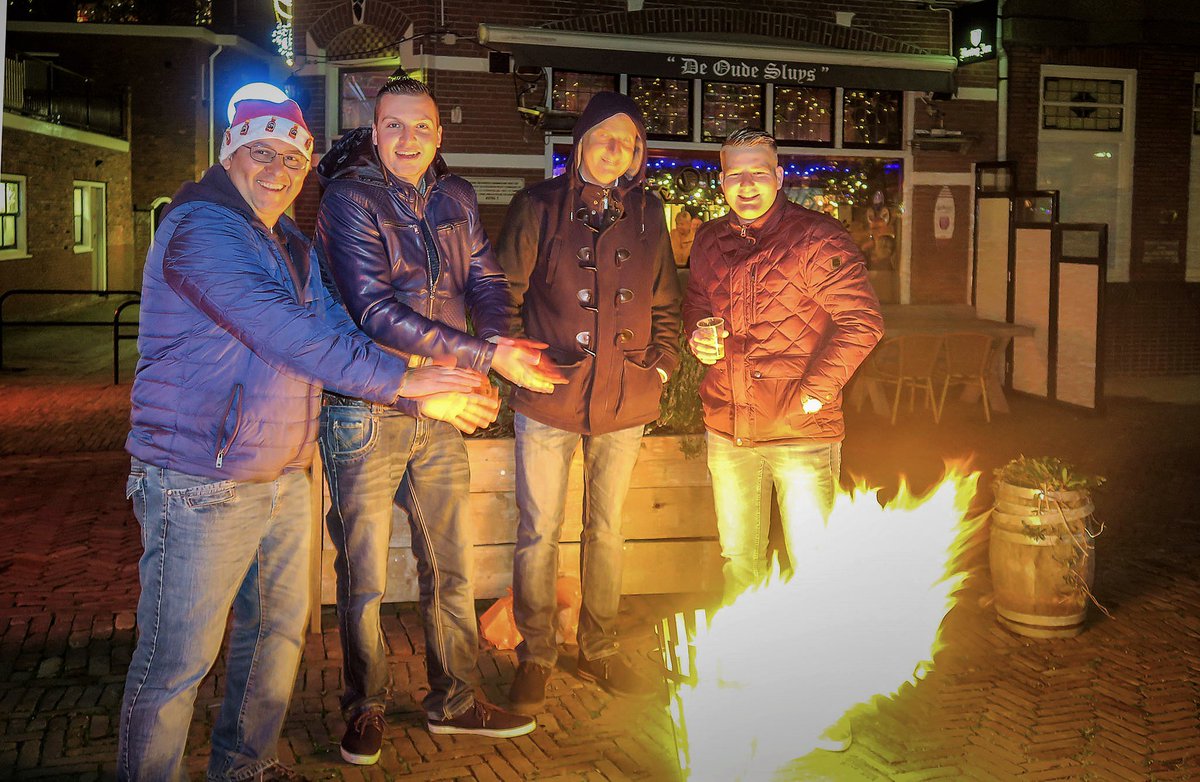 Dutchbird18's tweet photo. Walking Diner. We trotseren de kou en genieten van het festijn! https://t.co/yQwnepGipY