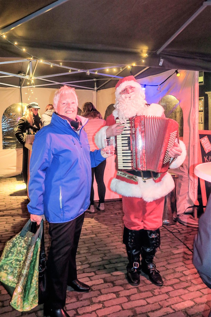 Dutchbird18's tweet photo. Walking Diner. We trotseren de kou en genieten van het festijn! https://t.co/yQwnepGipY