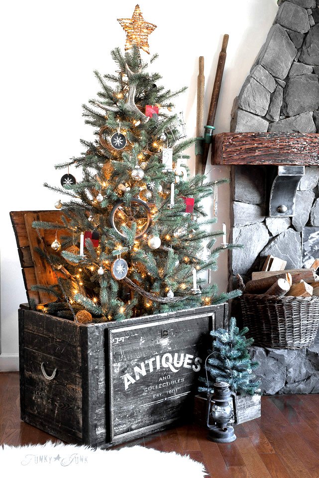 A Christmas tree trunk in a trunk... Antiques style! Super easy revamp to any 'ol plain crate with a stencil and picture frame. Learn how: funkyjunkinteriors.net/2017/12/christ… #oldsignstencils #funkyjunkinteriors #ChristmasDecorations #Christmas #fusionmineralpaint