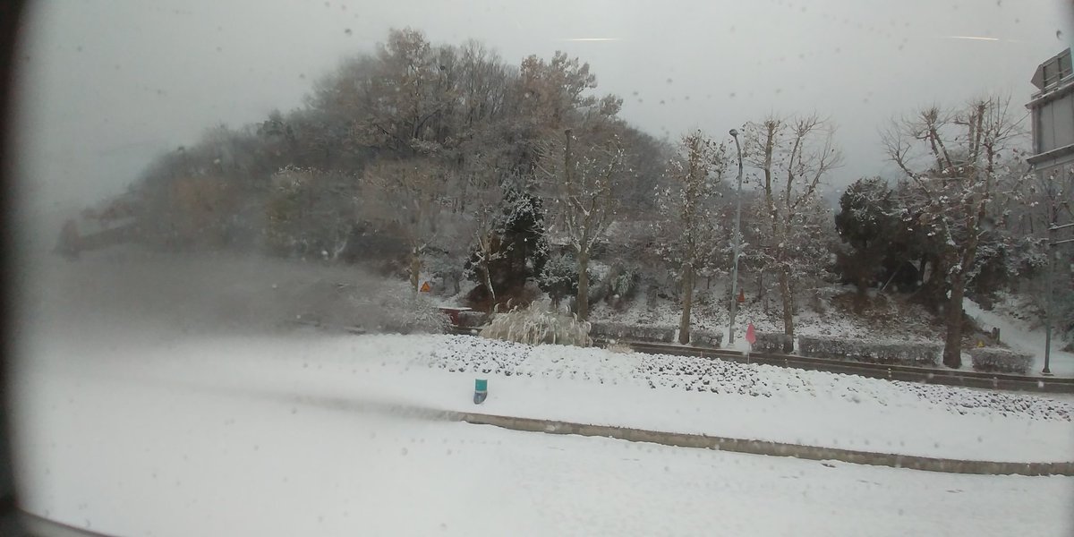 수원가는중에 눈이 내리넹