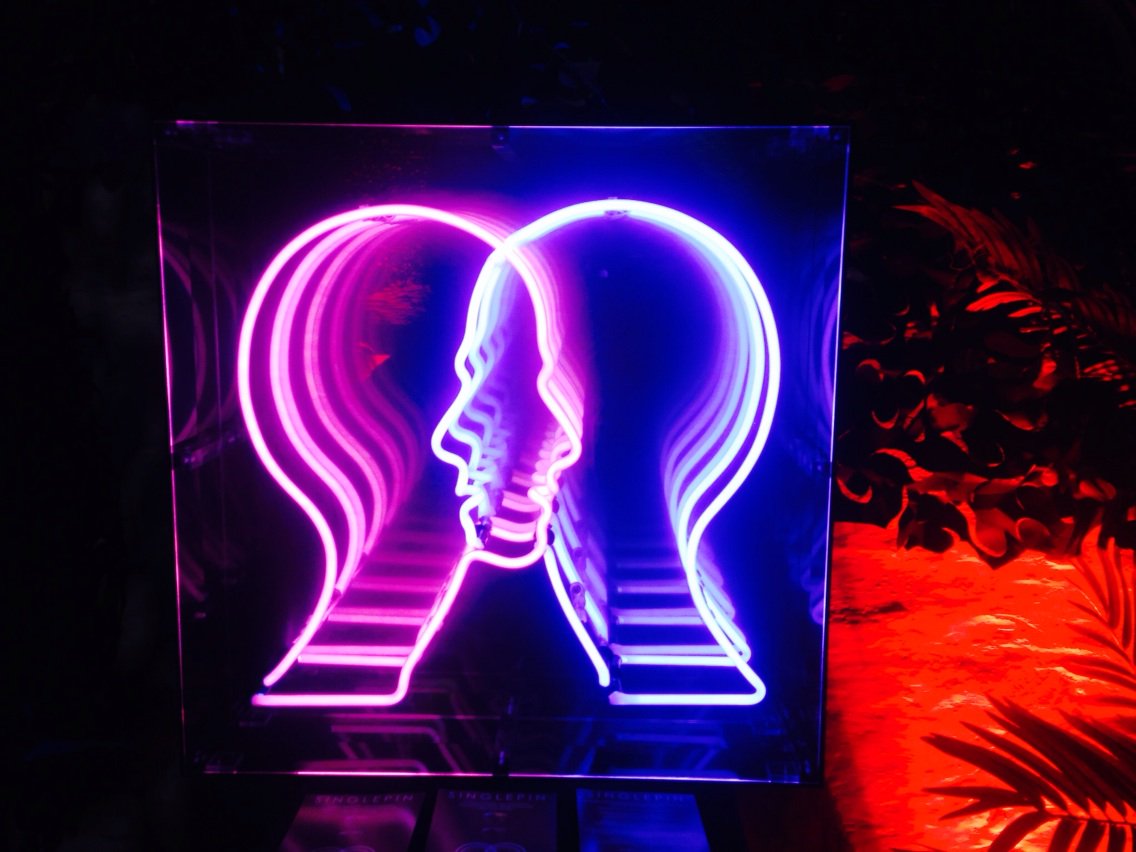 <a href="/dianneharrisart/">Dianne Harris</a> showing 'Connected' at Silk Mill Frome. Limited edition neon artwork.
#lightart #neonart