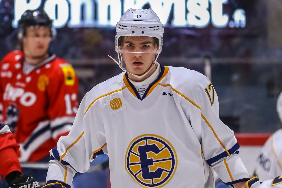 INackel's tweet photo. 2000 km in the bus, six points, good job everybody. Here”s a few frames I like. #dreamjob #espoounited #mestis #busmo #hockeylife https://t.co/eFltUfmIMP
