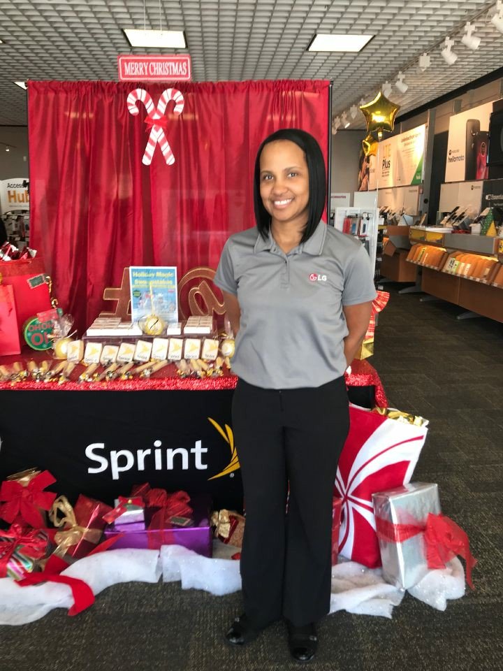 MoniLe04's tweet photo. Lg and Speck vendors @Sprint Pearland during Super Saturday. Awesome Sprint branded treats made by ASM Gary's daughter too! @Dawnmccarter11 @SprintCentralTX https://t.co/edQ6gKnEtq