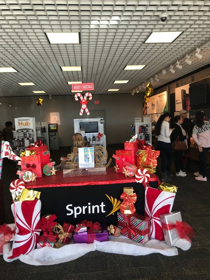 MoniLe04's tweet photo. Lg and Speck vendors @Sprint Pearland during Super Saturday. Awesome Sprint branded treats made by ASM Gary's daughter too! @Dawnmccarter11 @SprintCentralTX https://t.co/edQ6gKnEtq