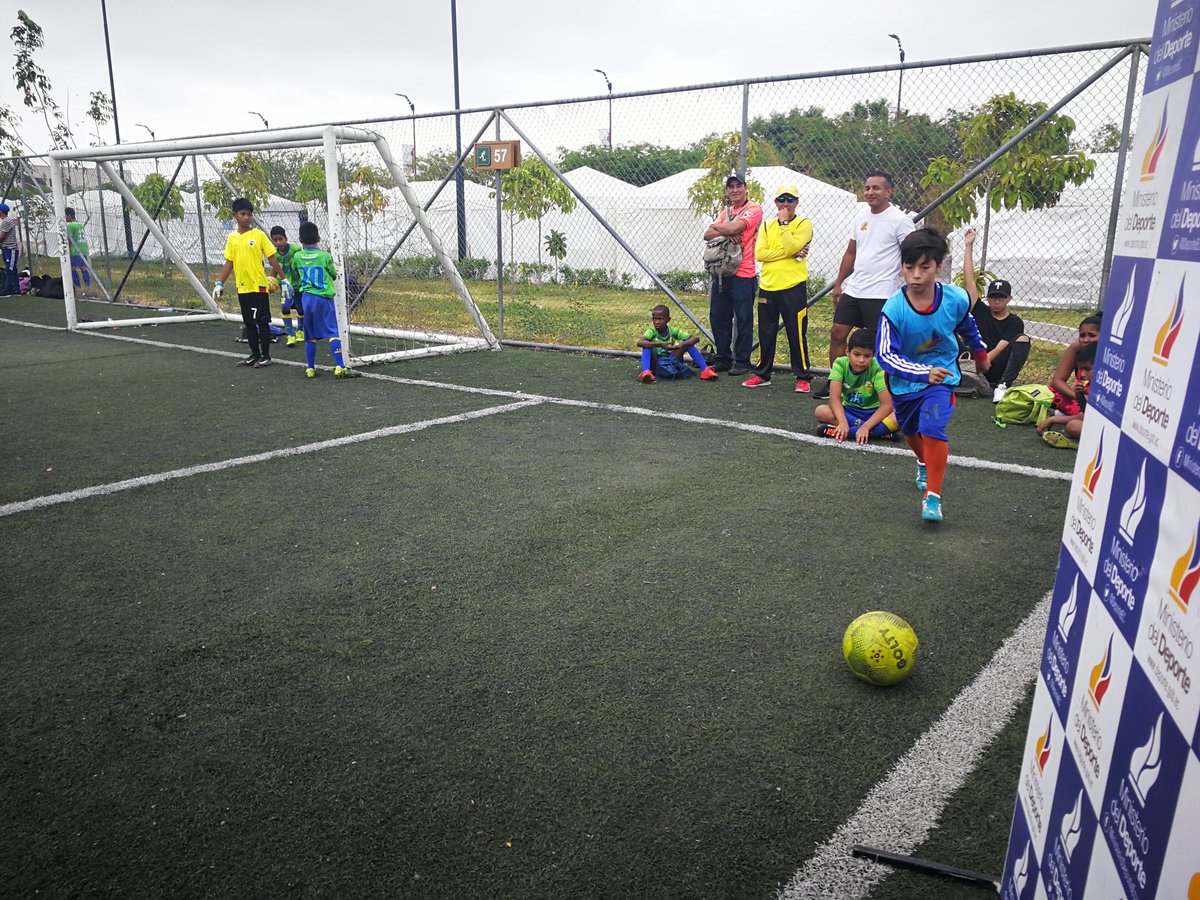 ASotomayorEcu's tweet photo. 56 equipos de divisiones menores de las provincias de Los Ríos, Bolívar y Guayas, este último pertenecientes a barrios vulnerables de Guayaquil, participaron del  
II Campeonato Relámpago de Fútbol Ecuador Ejercitate.
Unimos al 🇪🇨 a través del deporte ⚽!!! 
#ElDeporteNosUne https://t.co/JY9n3HPOls
